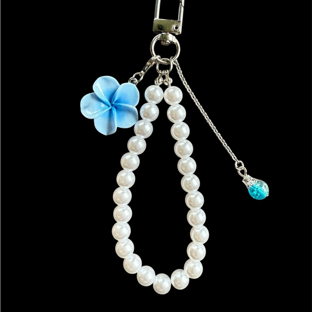 Elegant Pearl and Blue Flower Key Holder